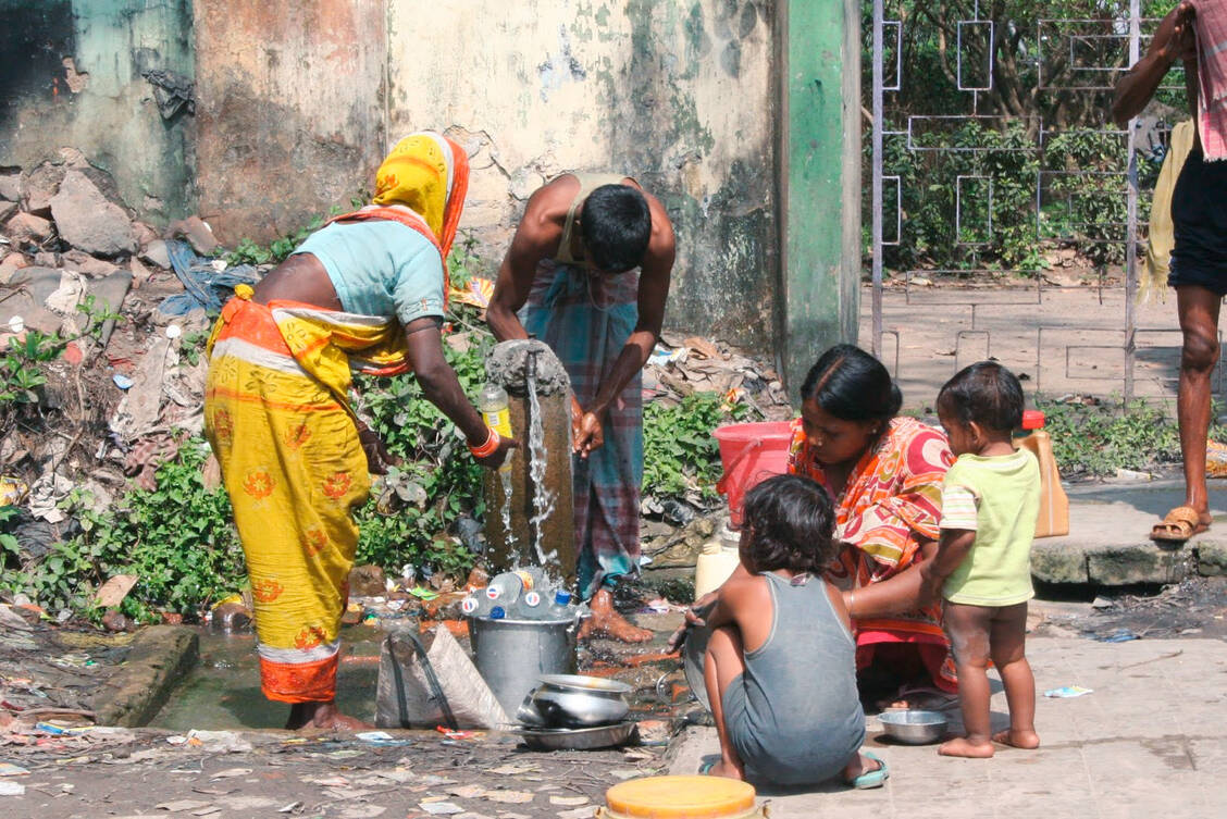 Öffentliche Wasserstellen sind rar in den Slums von Kalkutta. Die Zahl der Durchfallerkrankungen ist dementsprechend hoch bei den Kindern. / Foto: PZ/Daniela Hüttemann