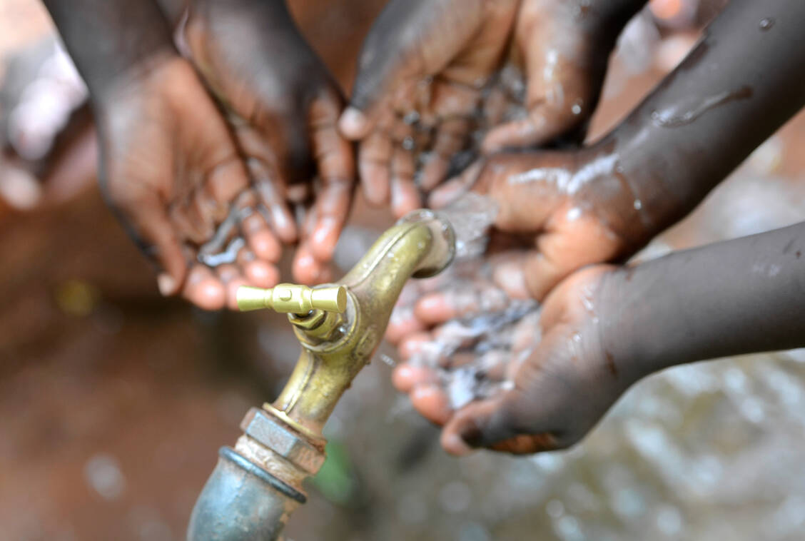 Cholera-Ausbrüche werden meist durch verunreinigtes Trinkwasser und mangelhafte sanitäre Möglichkeiten verursacht. / Foto: Getty Images/Riccardo Lennart Niels Mayer