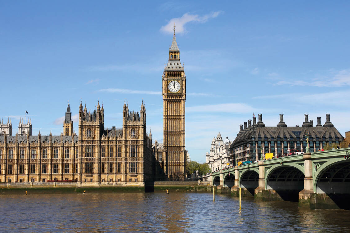 In den kommenden fünf Jahren macht die britische Regierung je rund 2,6 Milliarden Pfund (knapp 2,9 Milliarden Euro) locker, um die Apotheker etwa in lokale Gesundheitsnetzwerke zu integrieren, die vor allem chronisch Kranke betreuen. / Foto: Fotolia/Tombaky