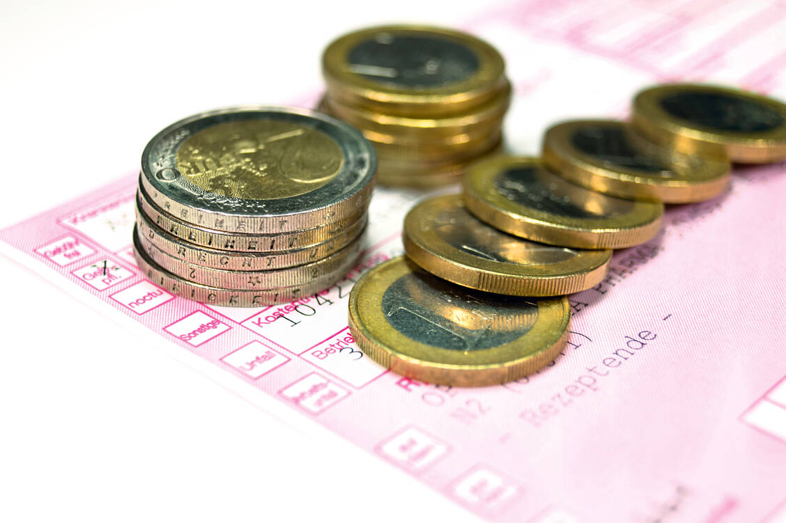 Laut DAV haben die Krankenkassen 2018 rund 4,4 Milliarden Euro durch Rabattverträge mit pharmazeutischen Herstellern eingespart. / Foto: iStock/Stadtratte