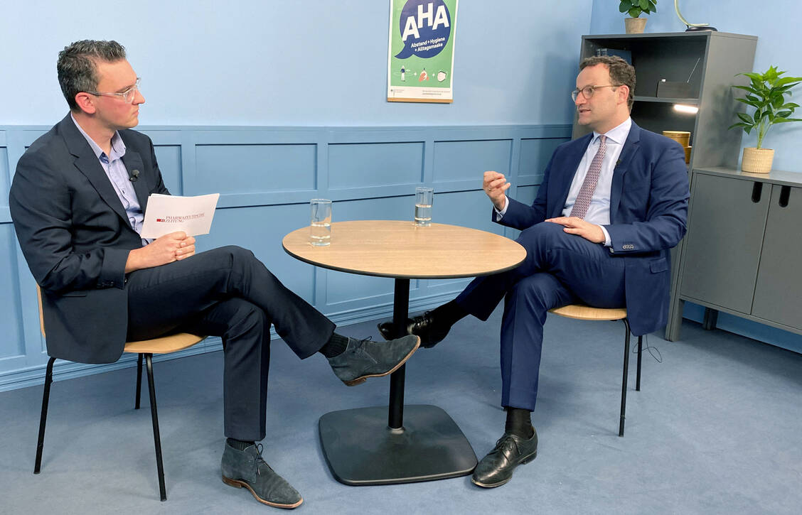 Im Gespräch mit PZ-Chefredakteur Benjamin Rohrer (links) ermutigte Gesundheitsminister Jens Spahn die Apotheker, mit Blick auf das E-Rezept stärker an einem Strang zu ziehen. / Foto: PZ