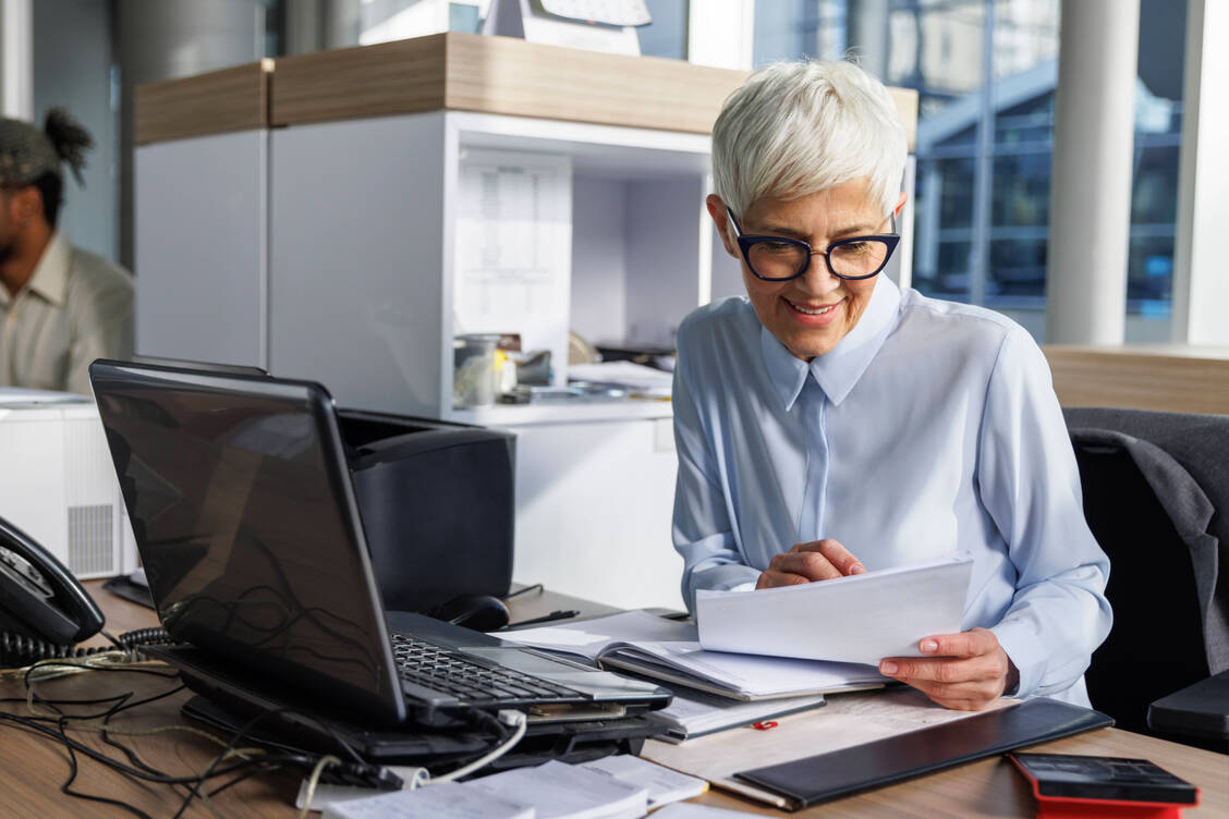 Am 15. Oktober 2025 hat das Bundeskabinett einen Gesetzentwurf zur steuerlichen Förderung von Arbeitnehmerinnen und Arbeitnehmern im Rentenalter (Aktivrentengesetz) beschlossen. / © Imago Images/Westend61