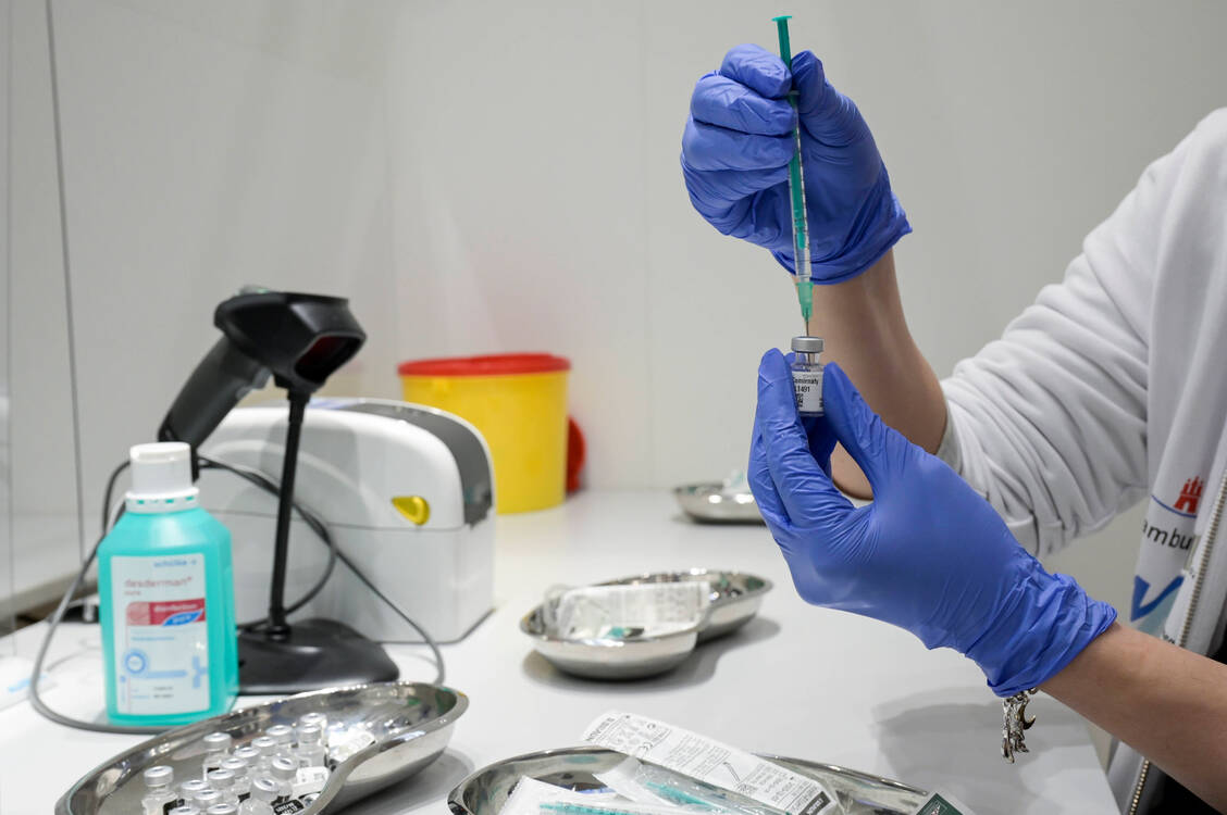 Gefragte Mitarbeit von Apothekern und PTA: Je nach Vertrag variiert die Vergütungshöhe und die Anzahl der Wochenstunden stark. / Foto: imago images/Joerg Boethling