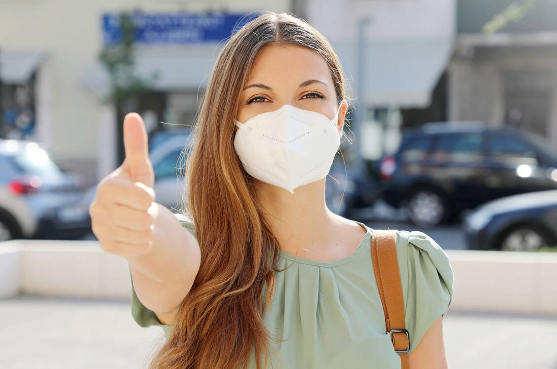 Trotz Maske mit der Haut wieder im Reinen / Foto: Adobe Stock/zigres