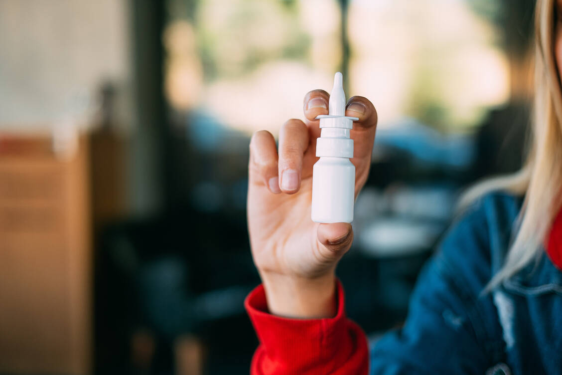Ein wirksames Nasenspray zur Bekämpfung von SARS-CoV-2 könnte in der Tat ein »Game Changer« sein. Zu Enovid, einem NO-haltigen Produkt aus Israel, ist jedoch noch zu wenig bekannt, um dies sicher einschätzen zu können. / Foto: Getty Images/AegeanBlue