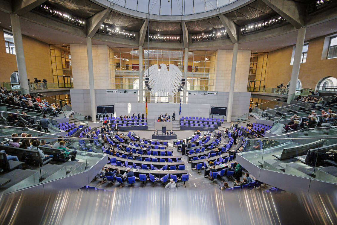 Der Bundestag hat gestern Abend das Gesetz zur Beschleunigung der Anerkennungsverfahren ausländischer Berufsqualifikationen in Heilberufen beschlossen. / © Imago/photothek