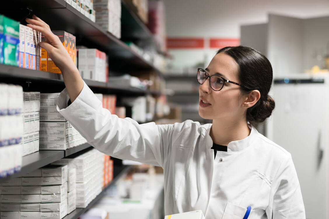 Die Kunden suchen nach den Lockdowns wieder häufiger die Apotheke vor Ort auf. Das wirkt sich positiv auf das Geschäft aus. / Foto: Adobe Stock/Kzenon