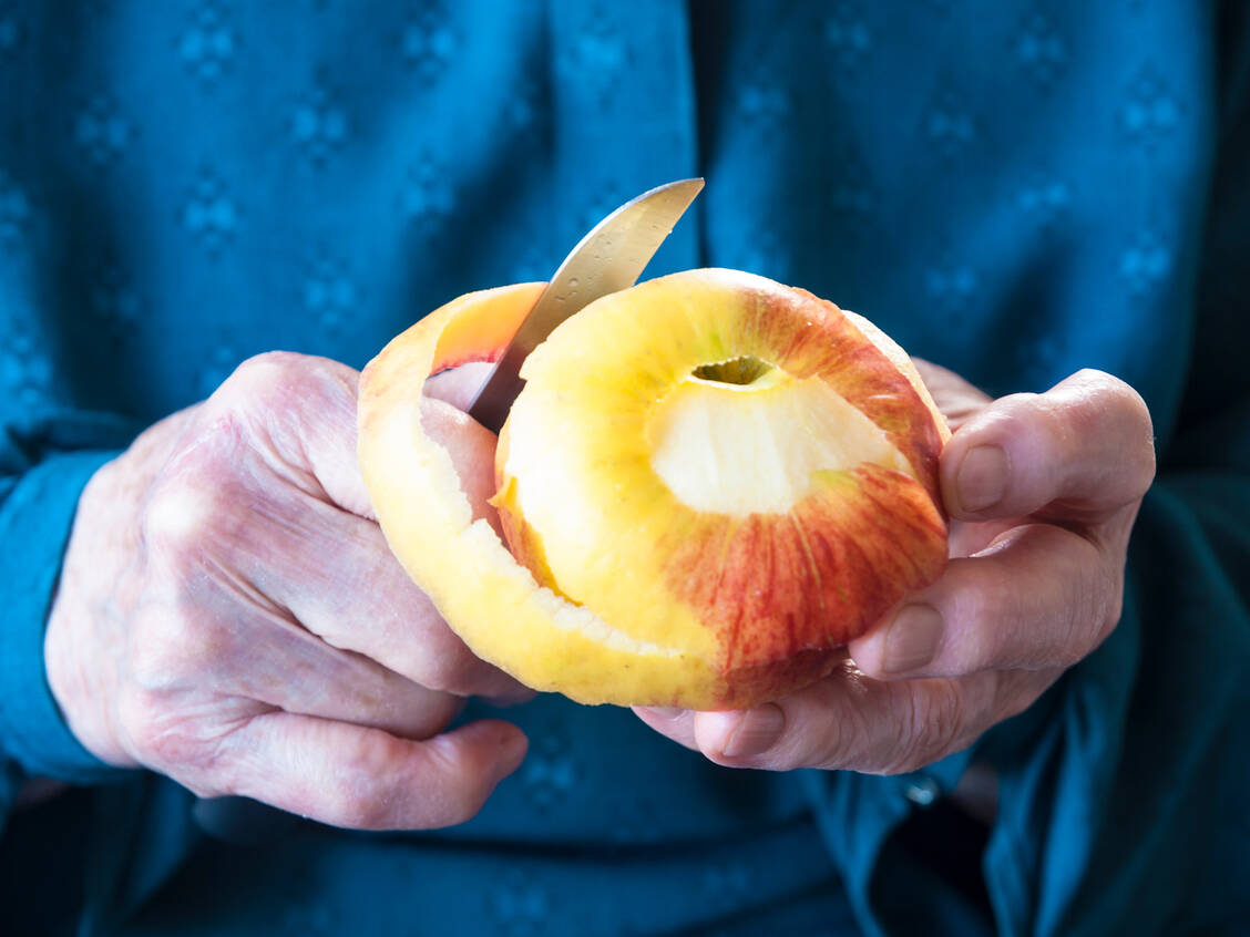 Eine ballaststoffreiche Kost könnte begleitend zur medikamentösen Therapie zur Linderung der Beschwerden einer rheumatoiden Arthritis beitragen. / Foto: Getty Images/uuurska
