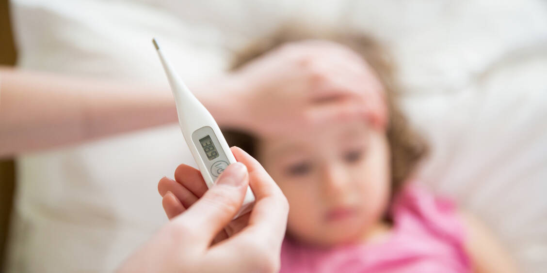 Fieber kann viele Ursachen haben. Wenn Kinder monatelang an wiederkehrenden Fieberschüben und systemischen Beschwerden leiden,  könnten angeborene periodische Fiebersyndrome vorliegen.   / Foto: Adobe Stock/Aleksandra Suzi