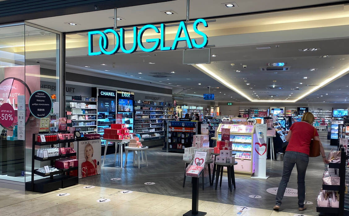 Nicht mehr nur Düfte und Cremes, sondern auch immer mehr Produkte mit Gesundheitsbezug sind bei Douglas zu finden.  / Foto: picture alliance / SvenSimon