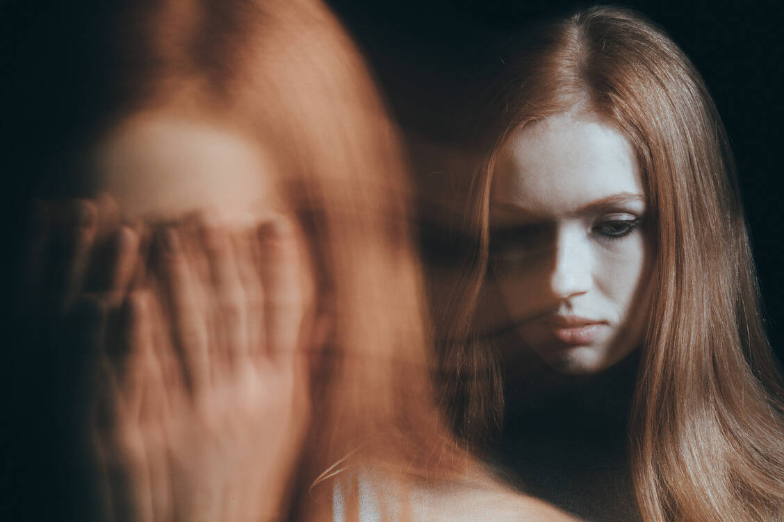 Krisen hinterlassen Spuren: Depressive Symptome und Angstsymptome betreffen hierzulande vor allem junge Frauen. / © Getty Images/KatarzynaBialasiewicz