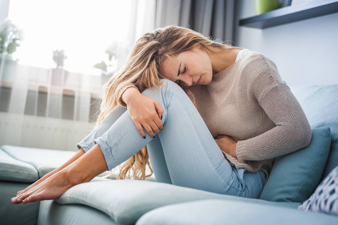 Starke Schmerzen und hoher Blutverlust während der Menstruation können Symptome eines Uterusmyoms sein.  / Foto: AdobeStock/leszekglasner