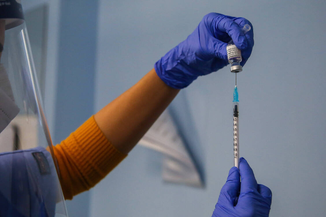 Das Aufziehen der Spritzen ist für viele Apotheker nicht neu, der gesamte Prozess des Impfens schon. / Foto: imago images/ZUMA Wire