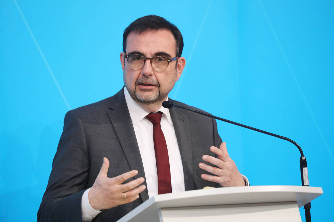 Bayerns Gesundheitsminister Klaus Holetschek fordert ein Gesetz gegen Arzneimittel-Lieferengpässe. / Foto: IMAGO/Sammy Minkoff