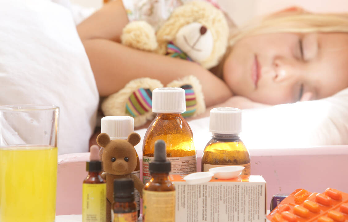 Um der angespannte Lage zu begegnen, werden ab Februar die Festbeträge für 180 Fertigarzneimittel, darunter Ibuprofen-Säfte, Paracetamol-Zäpfchen und Antibiotika-Suspensionen, ausgesetzt. / Foto: Getty Images/Peter Cade