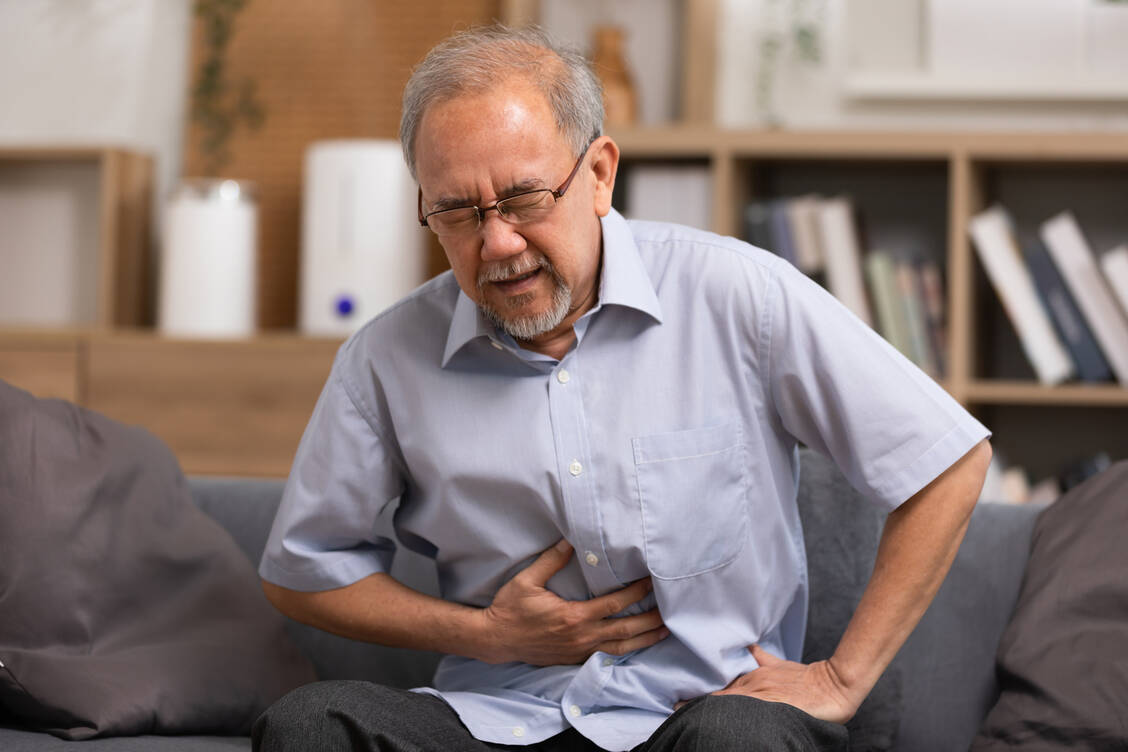 Risikofaktoren für ein Magenkarzinom sind höheres Alter, männliches Geschlecht, positive Familienanamnese, Helicobacter-pylori-Infektion, Rauchen und gastroösophageale Refluxerkrankung (GERD). / Foto: Adobe Stock/ 220 Selfmade studio