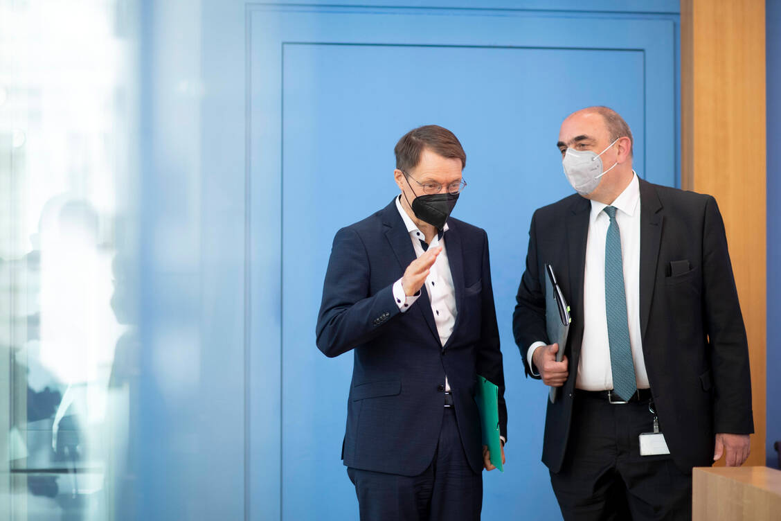 Gesundheitsminister Karl Lauterbach (links) spricht mit dem damaligen RKI-Vizepräsidenten Lars Schaade.  / Foto: IMAGO/IPON