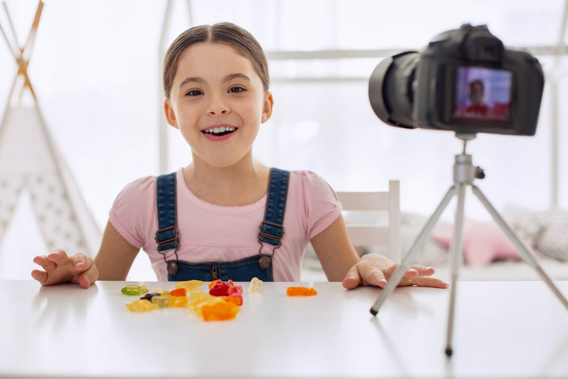 Einfach einschlafen dank Melatonin-Gummibärchen und andere Melatonin-Präparate: Das wird in den sozialen Medien zunehmend beworben, ist aber vor allem bei Kindern kritisch zu sehen (Symbolbild). / Foto: Getty Images/Zinkevych