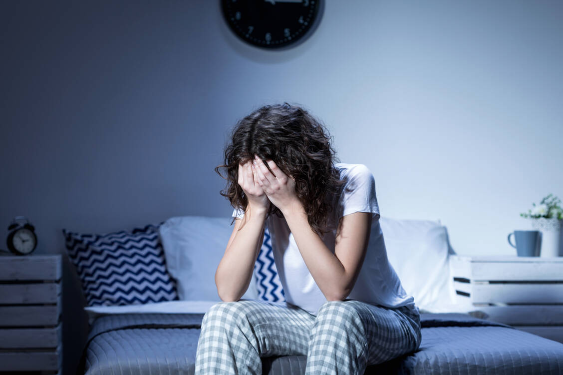 Auch Schlafstörungen können Zeichen einer Depression sein. Die Auswahl eines Antidepressivums richtet sich unter anderem nach den dominierenden Symptomen. / Foto: iStock/KatarzynaBialasiewicz
