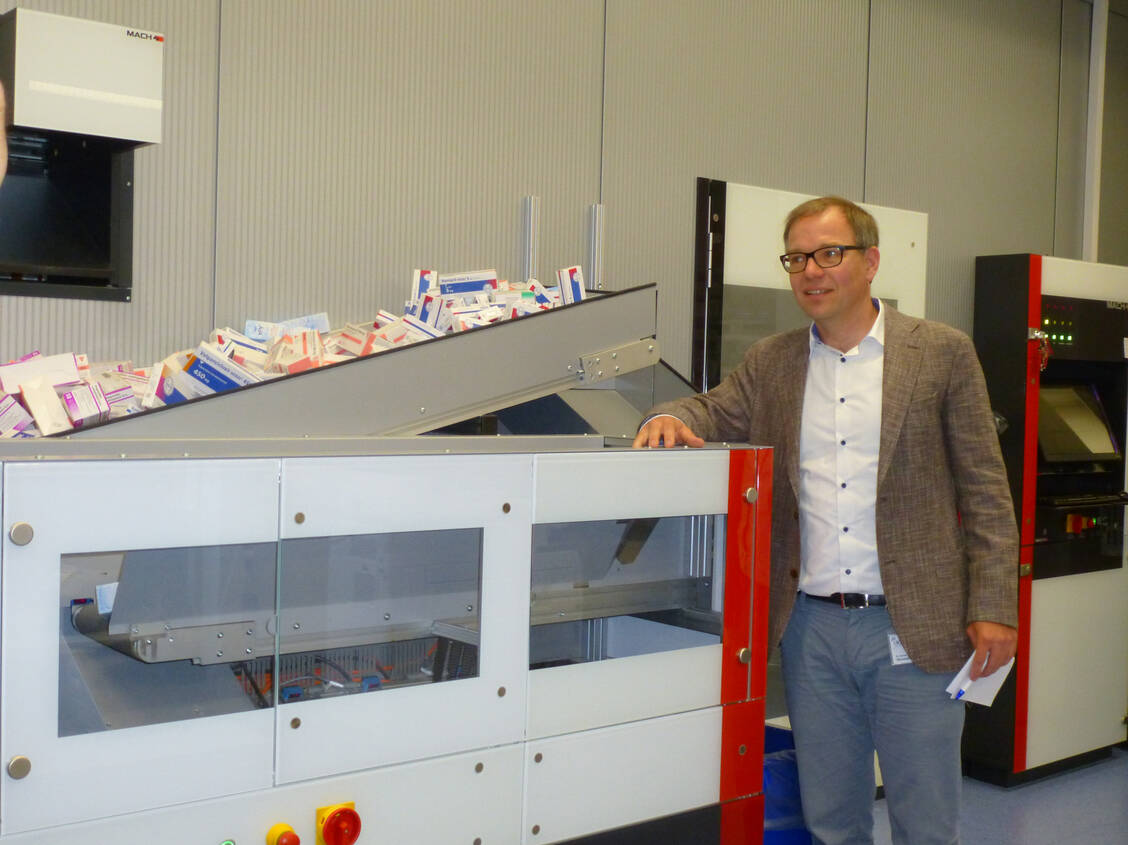 Chefapotheker Christoph Klaas  berichtet, dass es am Universitätsklinikum Münster mehrfach am Tag zu Lieferproblemen mit Arzneimitteln kommt. / Foto: Maria Pues