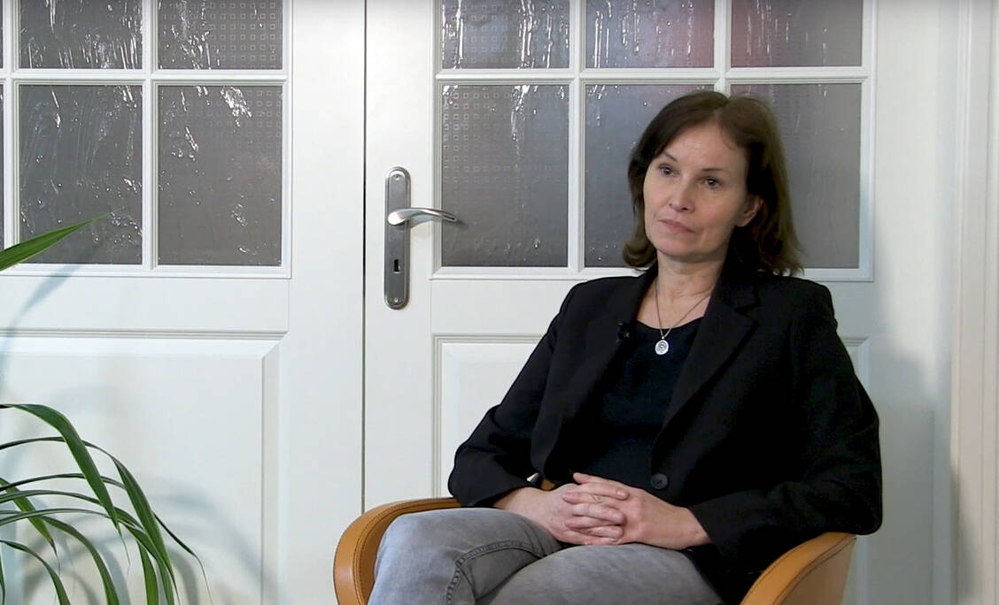 Lunapharm-Geschäftsführerin Susanne Krautz-Zeitel (hier in einem Video-Interview, das auf der Website von Lunapharm zu finden ist), hat bislang alle gegen sie gerichteten Vorwürfe abgestritten. / Foto: Lunapharm