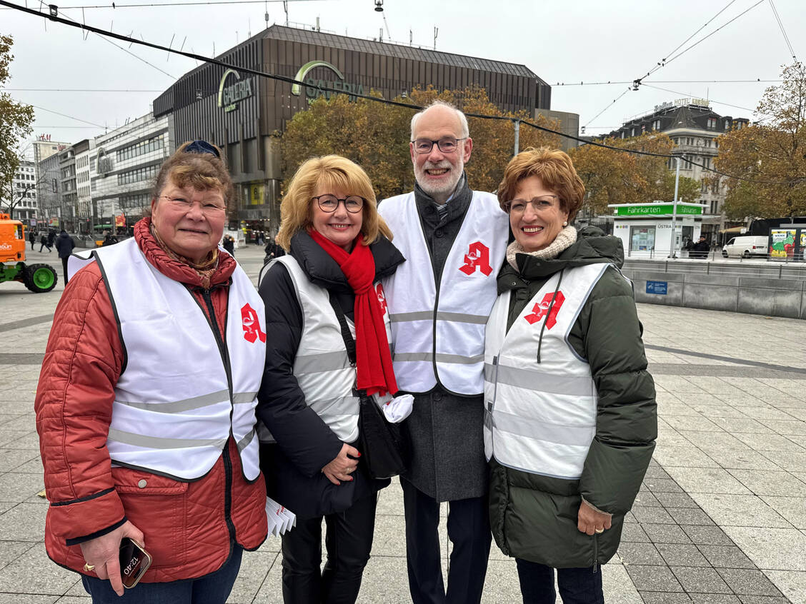 Zur Kundgebung hatte der Landesapothekerverband Niedersachsen aufgerufen (in der Mitte LAV-Chef Berend Groeneveld). Ihre Solidarität zeigten auch Kammerpräsidentin Cathrin Burs (zweite von links),Hessens Kammer- sowie BAK-Vizepräsidentin Ursula Funke (links) und Dr. Sigrun Scholz, die sich 32 Jahre lang als Mitglied der Kammerversammlung Niedersachsen berufspolitisch engagiert hat. / © Ursula Funke