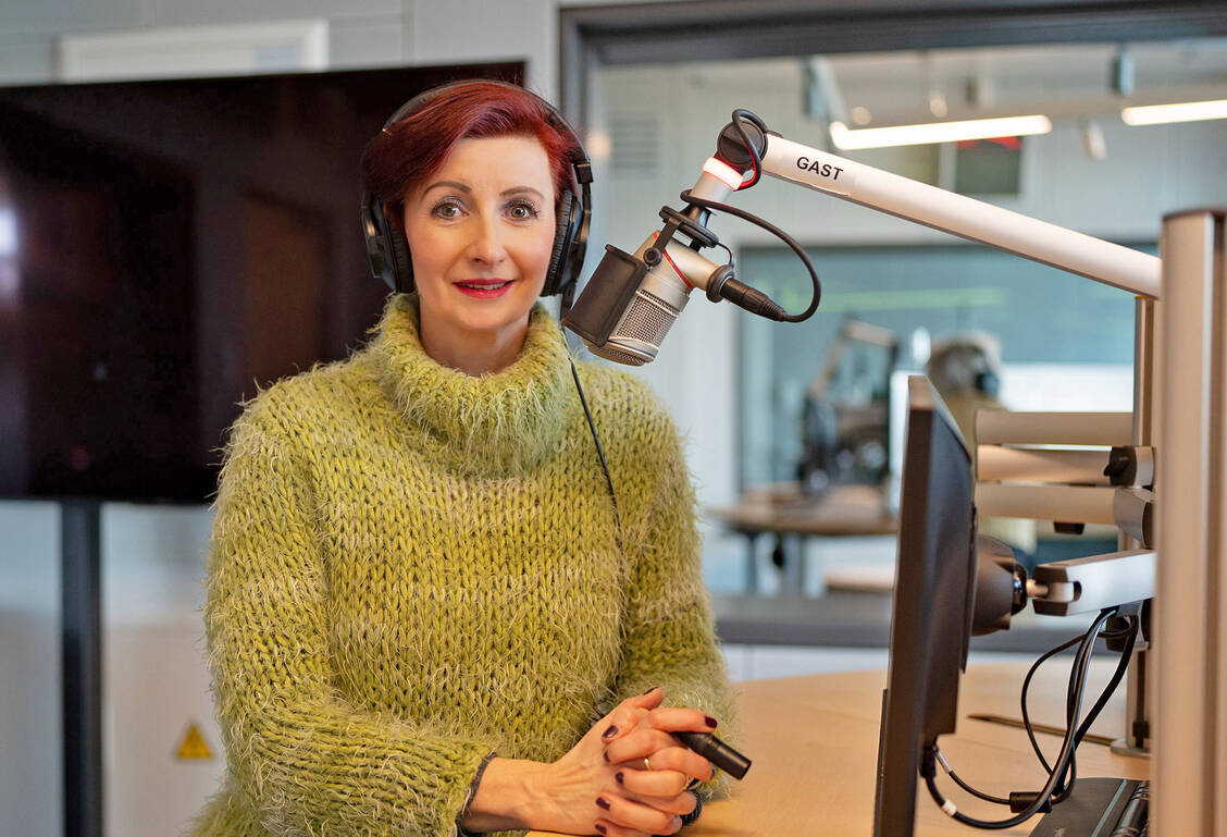 Moderatorin Katrin Simonsen freut sich über den Erfolg des Podcasts in Deutschland, Österreich und der Schweiz. / © MDR/Isabel Gruhle