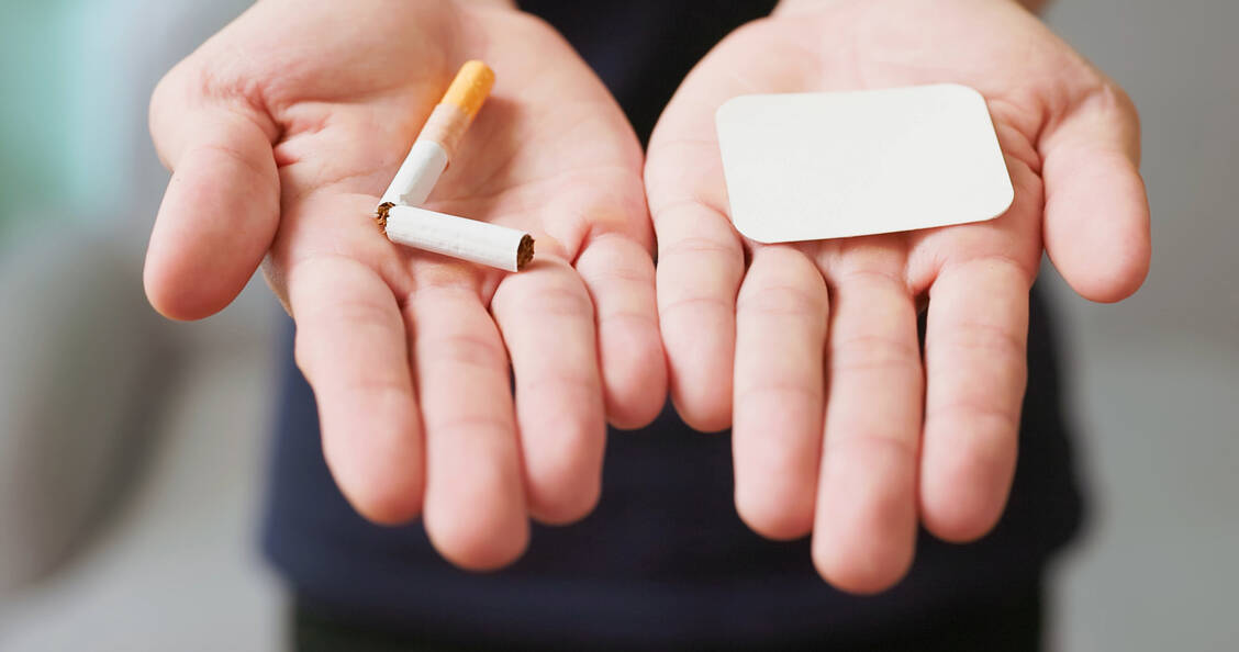 Von einer schweren Tabakabhängigkeit ist unter anderen auszugehen, wenn den Versicherten ein Tabakverzicht trotz bestehender Risikokonstellationen wie COPD/Asthma oder Herz-Kreislauf-Erkrankungen nicht gelingt. Dann dürfen neuerdings Arzneimittel zur Tabakentwöhnung zulasten der GKV verordnet werden. / © Getty Images/PonyWang