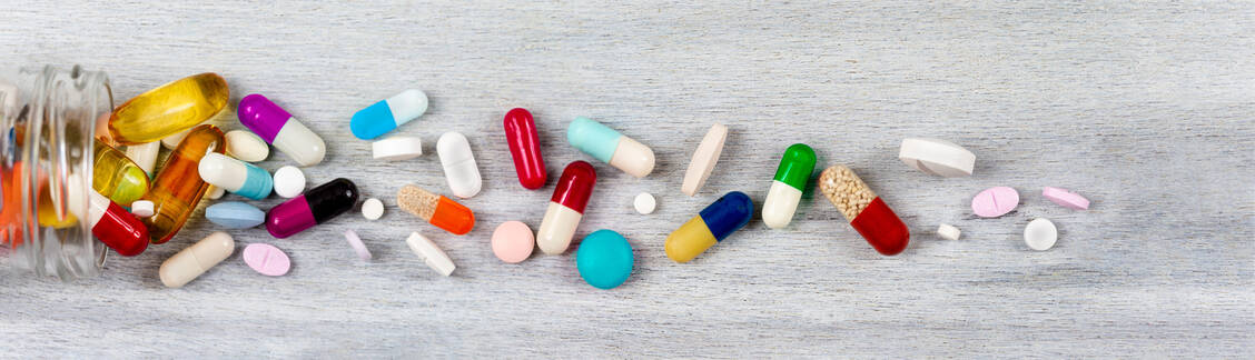 Ohne eine lebenslange Supplementation von Vitaminen und Spurenelementen geht es nach einer bariatrischen OP nicht. Das Apothekenteam kann dabei helfen, geeignete Präparate auszuwählen. / © Adobe Stock/JPC-PROD