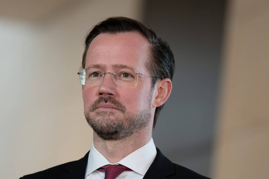 SPD‑Fraktionsgeschäftsführer Dirk Wiese sieht die Versicherten zu stark belastet. / © Imago/Bernd Elmenthaler