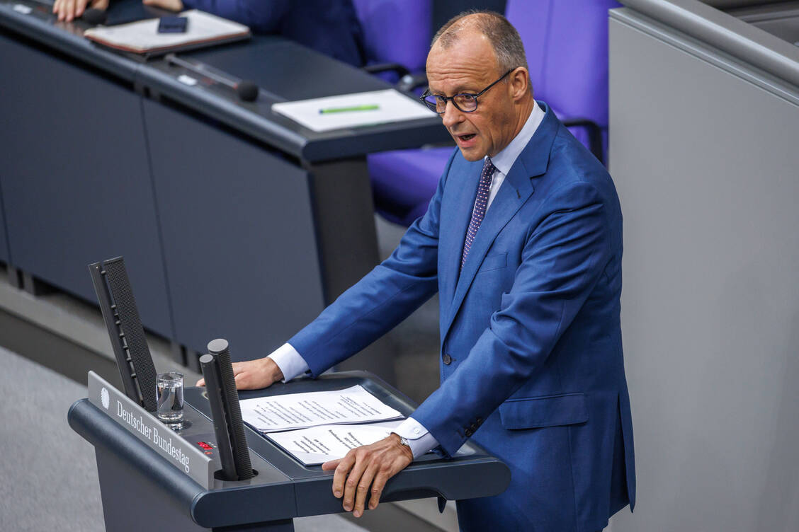 Bundeskanzler Friedrich Merz (CDU) bekräftigte in seiner Regierungserklärung den Kurs der Koalition: Das GKV-Beitragssatzstabilisierungsgesetz soll trotz der Klage der Opposition noch vor der Sommerpause verabschiedet werden. / © Imago/Andreas Gora
