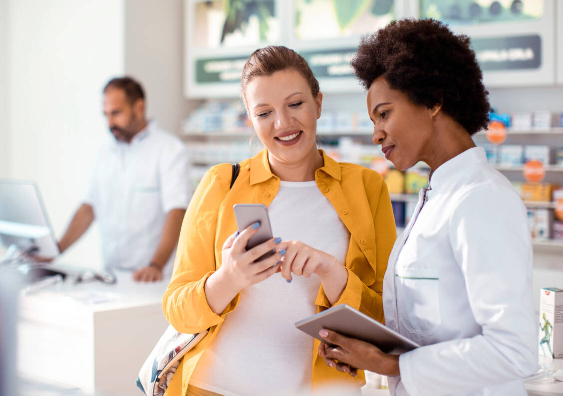 Schwangere Frauen suchen vor allem Sicherheit, wenn sie Medikamente anwenden wollen oder müssen. / © Shutterstock/Davor Geber