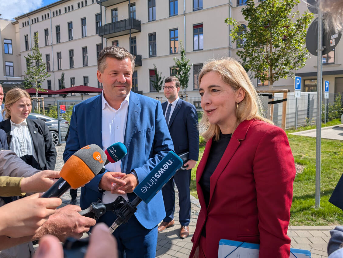 Gemeinsam mit Sven Schulze trat Nina Warken wohl zum letzten Mal als Gesundheitsministerin vor die Presse. / © PZ/Brockfeld