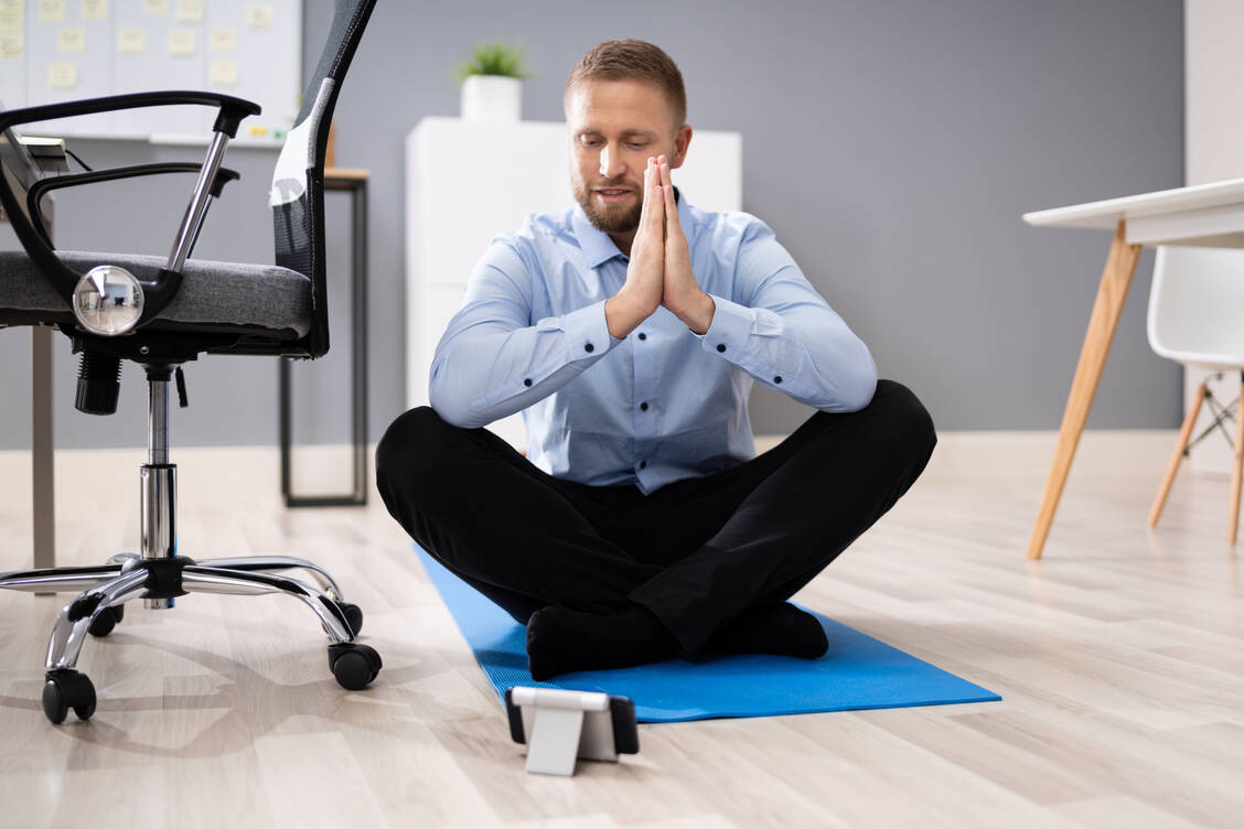 Entspannung und Bewegung zwischendurch: Dazu können Gesundheits-Apps anregen durch aktives Auffordern. / Foto: Adobe Stock/Andrey Popov