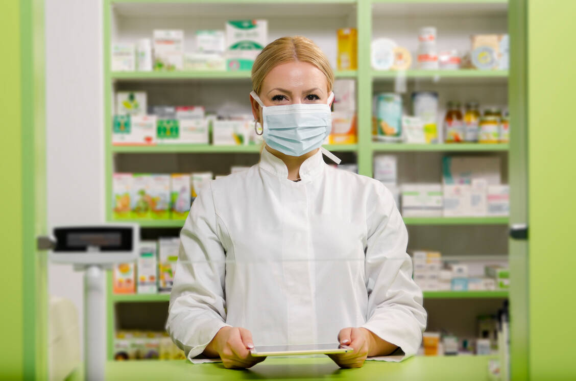 Um sich weiterhin vor einer Ansteckung mit dem Coronavirus zu schützen, wird das Tragen einer Maske in der Apotheke weiterhin empfohlen. / Foto: Getty Images/Phoenixns