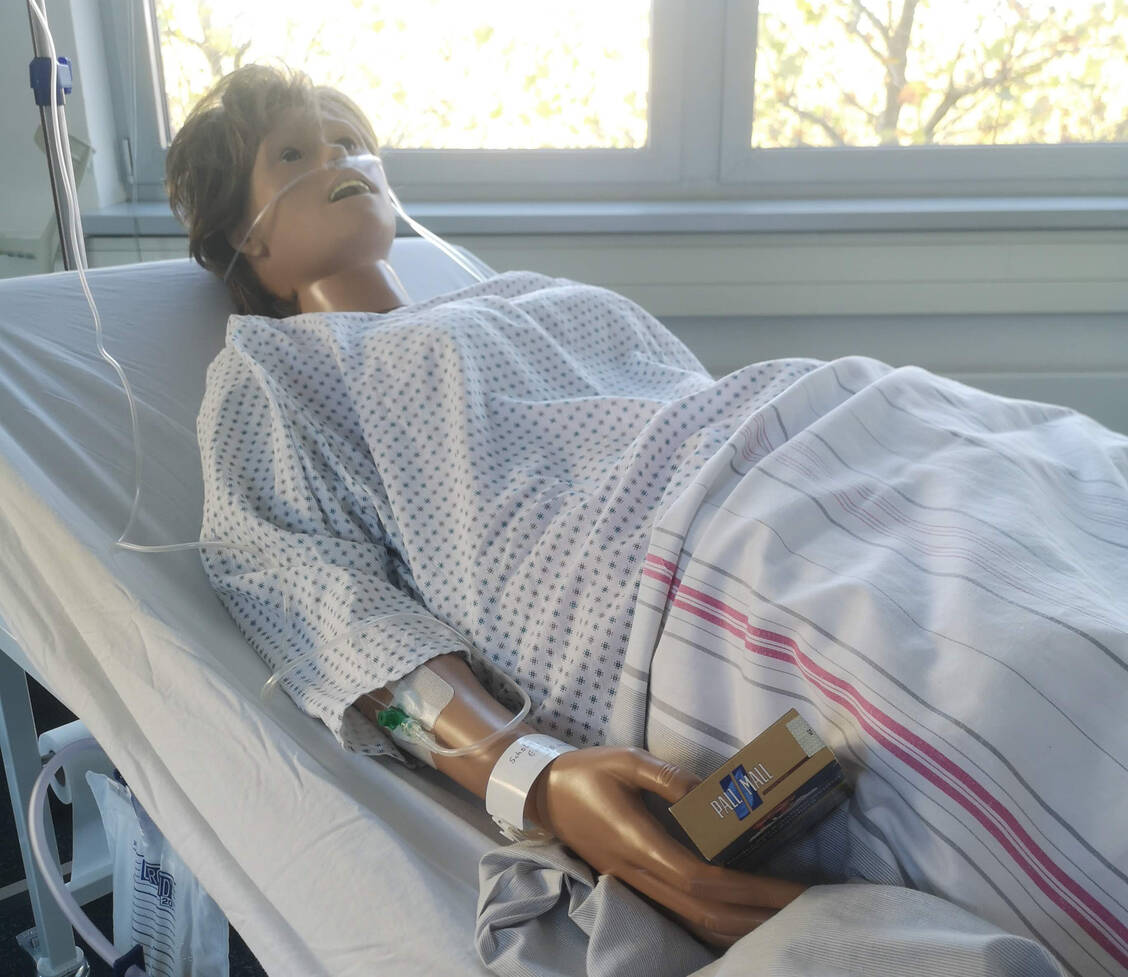 »Schockraum«: Im »Room of Horrors« Krankenhaus hatte der Patient eine Packung Zigaretten im Bett – und (hier nicht sichtbar) eine Sauerstoffflasche auf der anderen. Das Infusionsmanagement war auch stark verbesserungswürdig. / Foto: PZ/Daniela Hüttemann