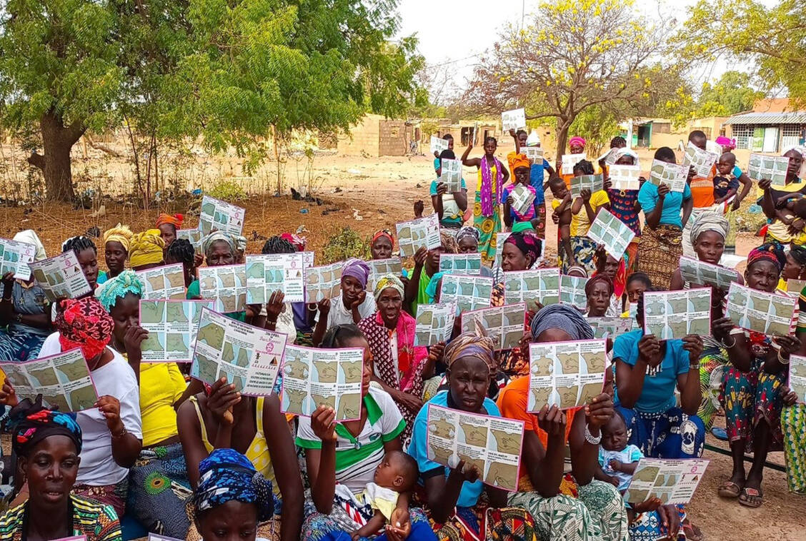 Burkina Faso: Frauen lernen in einer Aufklärungskampagne, wie sie ihre Brust selbst abtasten können, um Brustkrebs frühzeitig zu erkennen. Das soll die Therapiemöglichkeiten und damit das Überleben bei einer Tumorerkrankung deutlich verbessern.  / Foto: Apotheker Helfen, Yik-Pinda