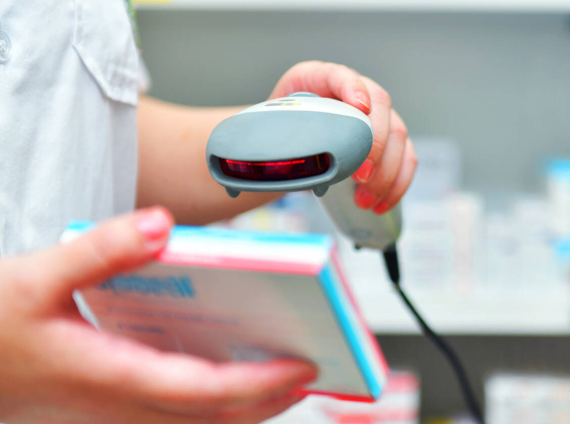 Demnächst sparen sich Apotheken bei erkannten Fehlalarmen den Anruf beim Hersteller. Denn sie können ihre Alarme selbst einstufen. / Foto: Adobe Stock/I-Viewfinder