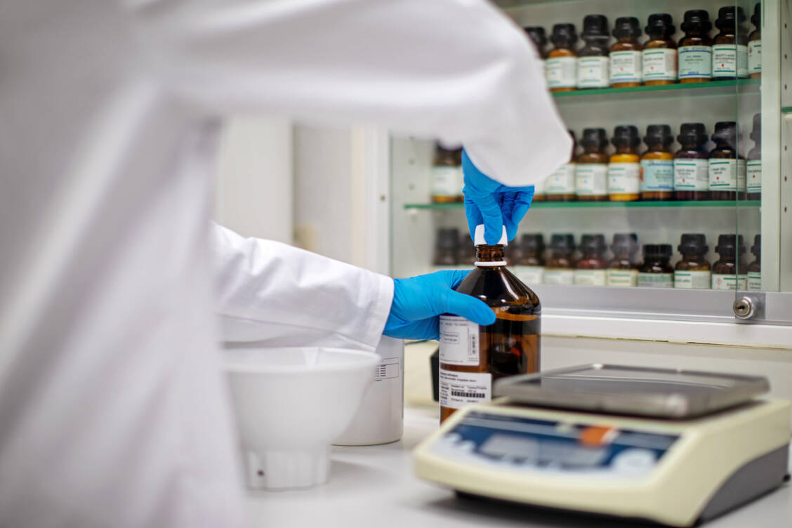Bei der Abrechnung von Rezepturen gilt ab Anfang 2024 zunächst ein »vertragsloser Zustand«. / Foto: Getty Images/Luis Alvarez