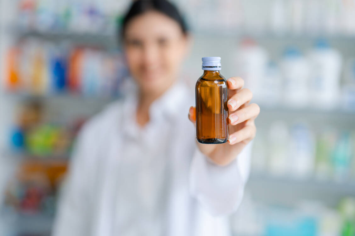Tropfermonturen oder Tropfpipetten werden für flüssige Rezepturen zur oralen Anwendung nicht mehr empfohlen, da sie zu ungenau sind. Stattdessen ist eine volumetrische Entnahme mit der Kolbenpipette vorgeschrieben. / Foto: Getty Images/Warut Lakam