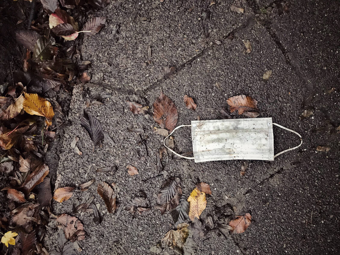 Zum eigenen Schutz und dem von anderen ist das Tragen von Atemschutzmasken nach wie vor effektiv. / © Getty Images/Elva Etienne