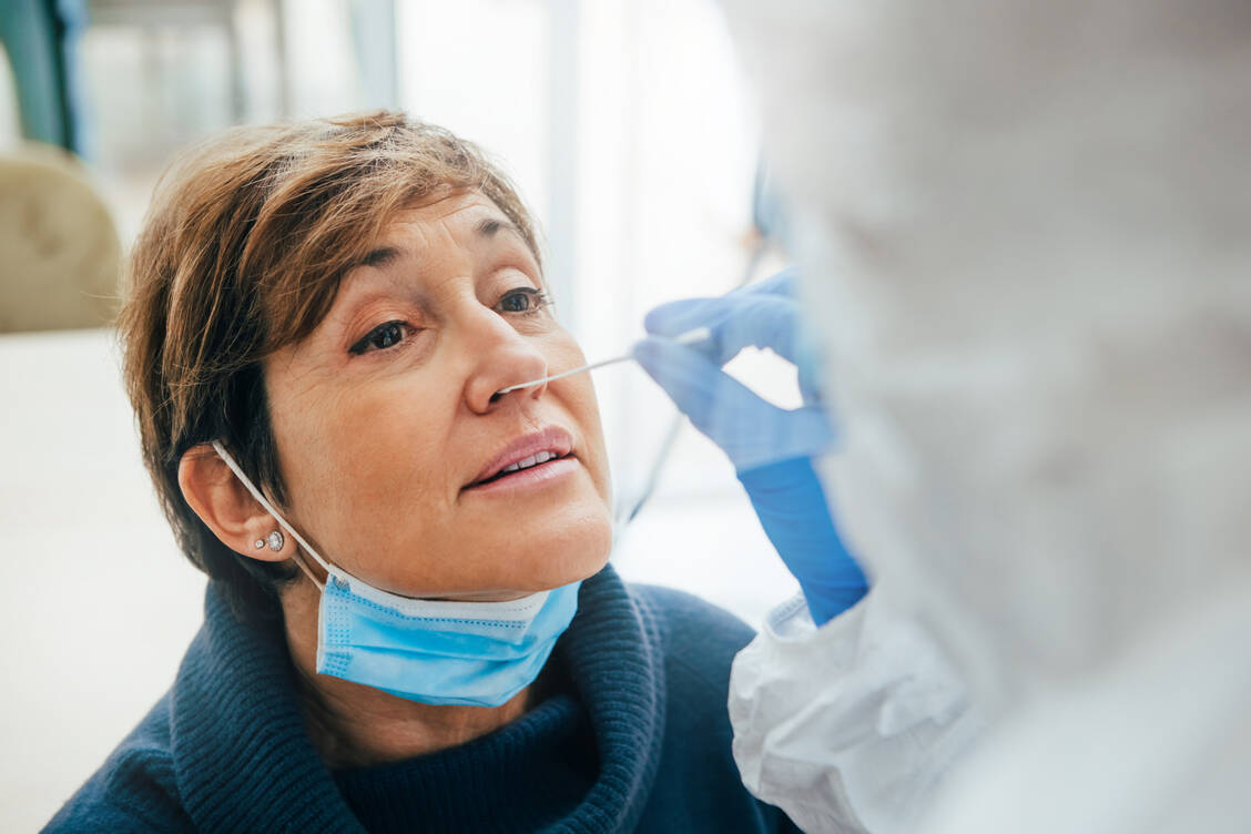 Regelmäßige Antigen-Schnelltests gehörten in der Pandemie zum Alltag. / © Adobe Stock/BASILICOSTUDIO STOCK
