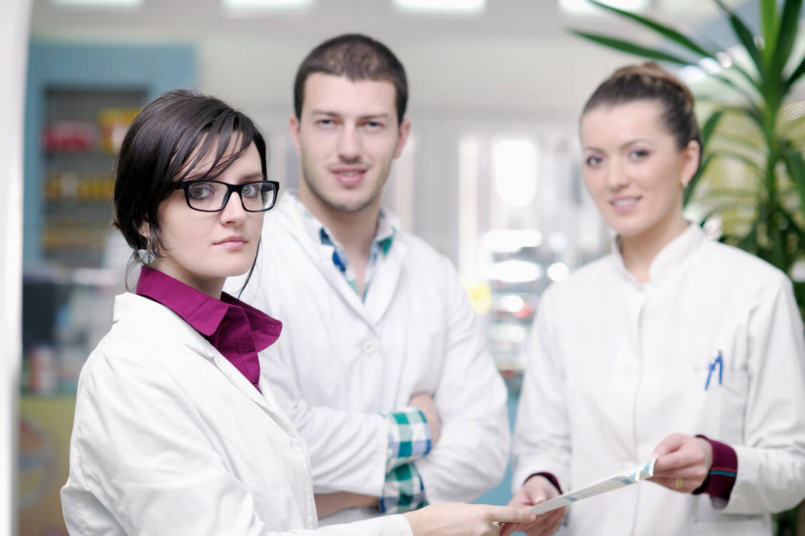In den HV dürfen Pharmaziestudenten zwar nicht, bei vielen anderen Tätigkeiten in der Apotheke können sie jedoch unterstützen. / Foto: Colourbox