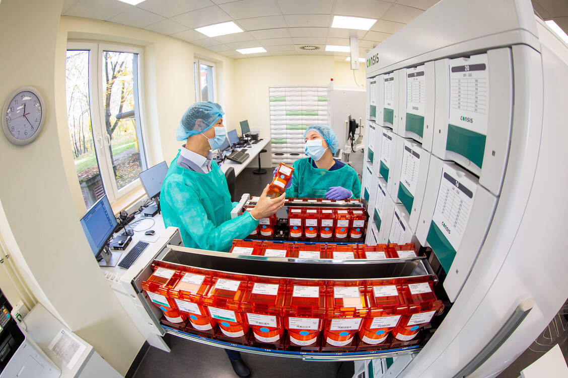 Mit dem Unit-Dose-Automaten am Helios Klinikum Erfurt können feste, orale Arzneimittel mit einer Maximalgeschwindigkeit von 30 bis 60 Blistern pro Minute verpackt werden – das ergibt rund 10.000 Arzneimittel pro Tag. / © Helios Klinikum Erfurt/Christian Fischer