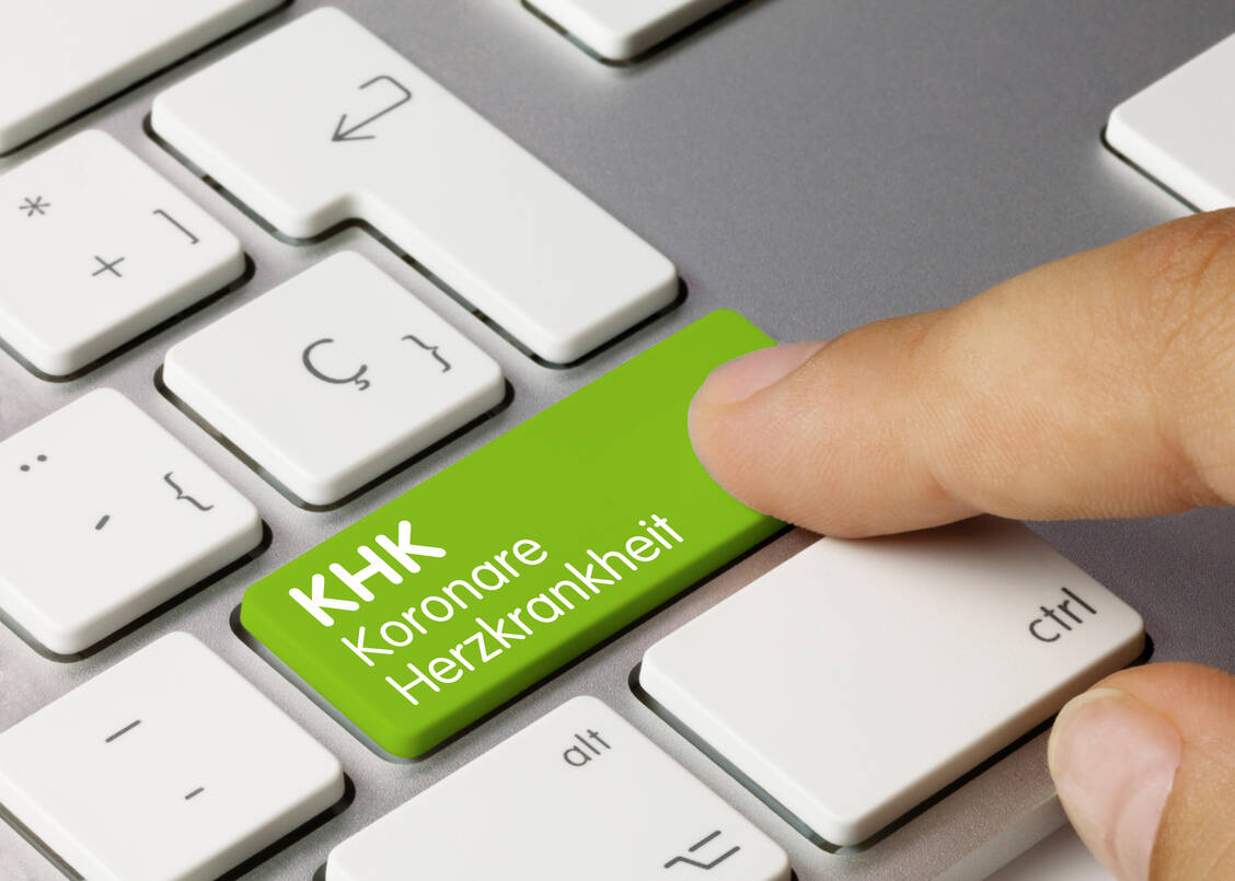 Die Koronare Herzkrankheit zählte 2023 mit 74.415 Todesfällen zu den häufigsten Todesursachen in Deutschland / © Adobe Stock/momius