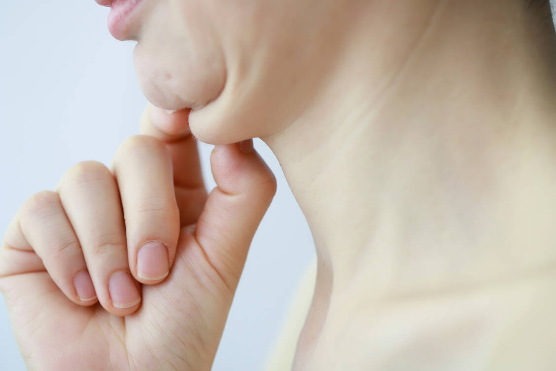 Für die Behandlung des Doppelkinns gibt es unterschiedliche Verfahren, auch nicht chirurgische. Im Oktober kam das Medikament Kybella auf den deutschen Markt. / Foto: Getty Images/RUNSTUDIO