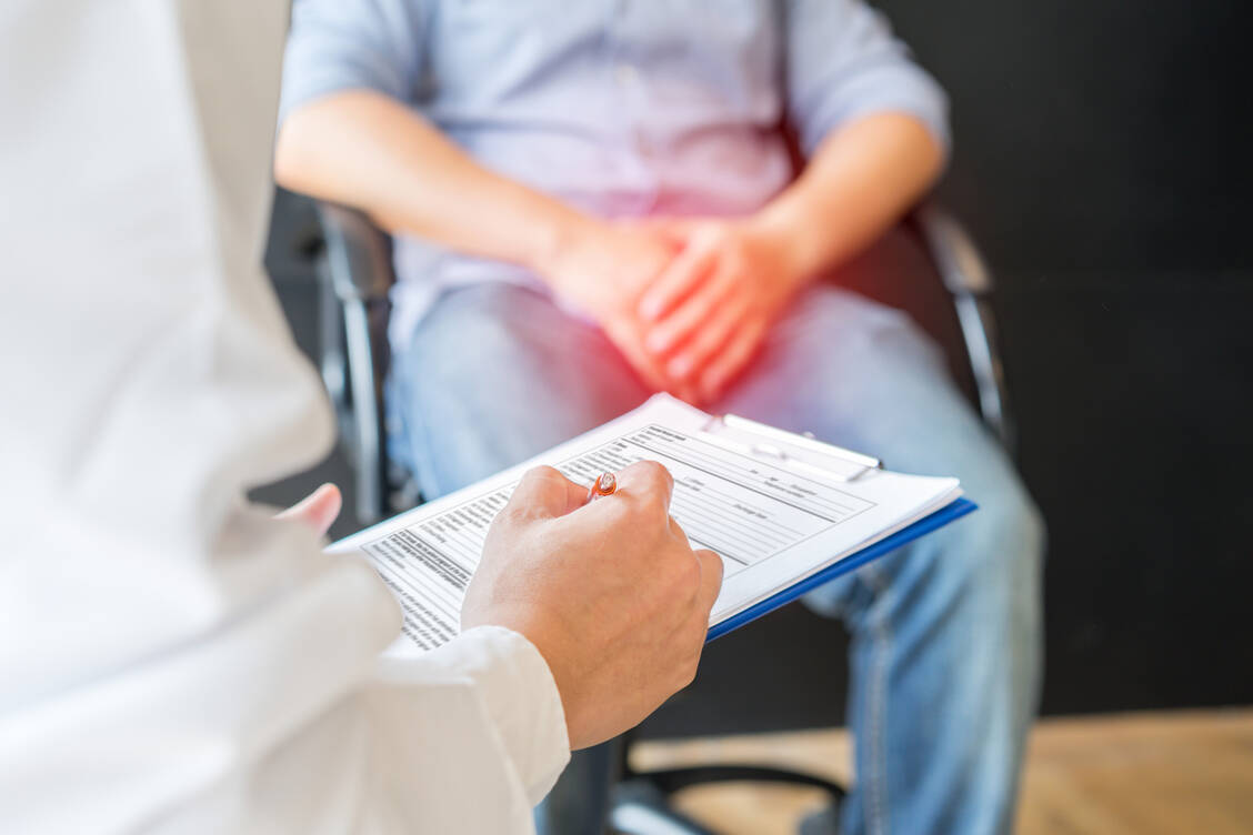 Das Prostatakarzinom geht meist von den äußeren Prostatadrüsen aus, wächst langsam und neigt zu Metastasen in Lymphknoten und Knochen. / Foto: Adobe Stock/kenchiro168