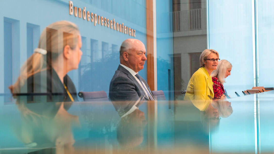 Bundesforschungsministerin Anja Karliczek versprach 5 Millionen Euro Förderung für die Erforschung von Long Covid. / Foto: BMBF/Hans-Joachim Rickel