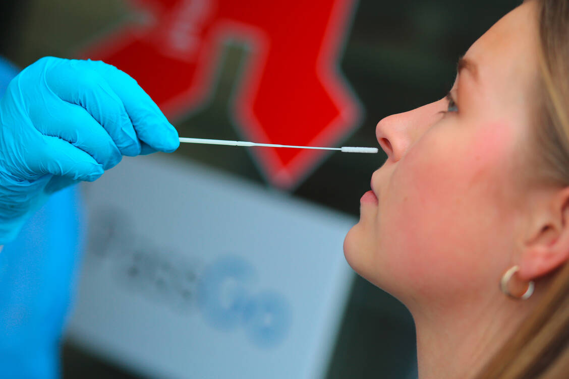 Für die Durchführung von Coronavirus-Tests gibt es für Apotheken auch ab 11. Oktober die gleiche Vergütung wie bisher. / Foto: picture alliance/dpa/dpa-Zentralbild | Matthias Bein