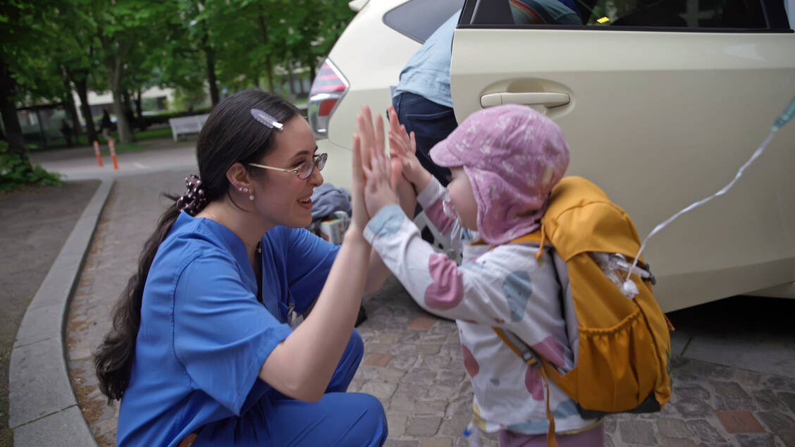 Erster Dienst nach der Uni: Pflegerin Sude verabschiedet sich von einer kleinen Patientin. / © ZDF/Gundula Krause